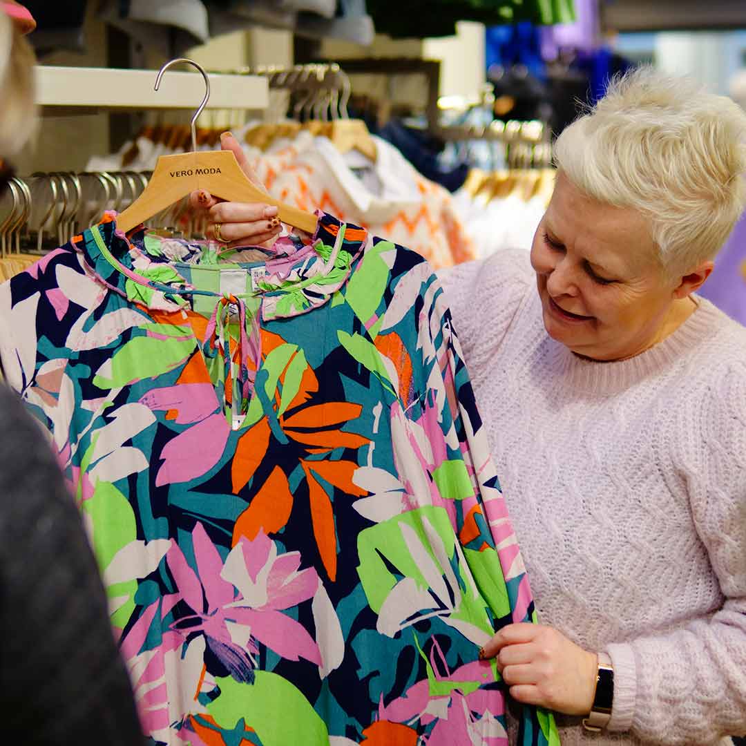 Winie der hjælper en kunde med at finde den perfekte kjole i Vero Moda Glostrup 